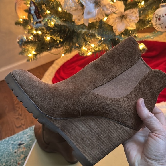 Michael Kors suede boots size 8.5 Brown. Worn one time. - Picture 2 of 13
